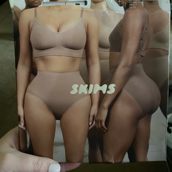 SKIMS SCULPTING THONG HIGH WAIST - Picture 3 of 4